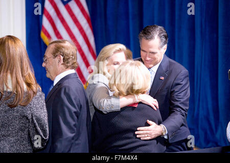 Republikanische Präsidentschaftskandidat Mitt Romney und Frau Ann schütteln sich die Hände mit den Fans im International Hotel in Las Vegas, 2. Februar 2012 Stockfoto