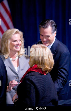 Republikanische Präsidentschaftskandidat Mitt Romney und Frau Ann schütteln sich die Hände mit den Fans im International Hotel in Las Vegas, 2. Februar 2012 Stockfoto