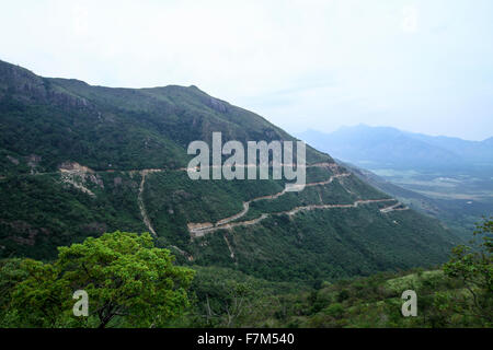 Z-förmige Straße von Grenze Kerala, Indien Stockfoto