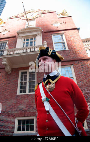 Historische Reenactor-Dozent an Stelle des 5. März 1770 Massaker von Boston, Pre-amerikanische Revolution und Old South Meeting House, Freedom Trail, Boston, MA Stockfoto