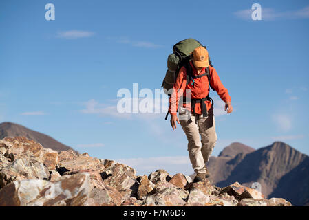 Backpacker Wandern am Talus Hang in Colorado Weminuche Wilderness. Stockfoto