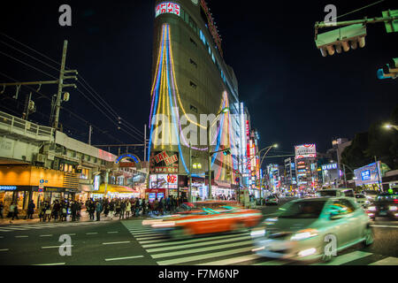 Kreuzung vor Bahnhof Ueno, Taito-Ku, Tokyo, Japan Stockfoto