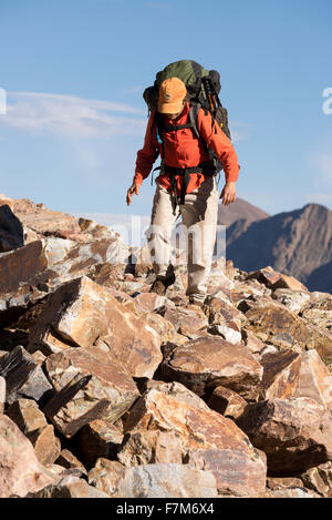 Backpacker Wandern am Talus Hang in Colorado Weminuche Wilderness. Stockfoto