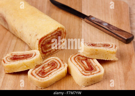 Bolo de Rolo (Swiss Roll, Roll Kuchen) brasilianischen Dessert auf Holzbrett. Selektiven Fokus Stockfoto