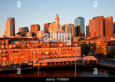 Commerce-Haus-Turm (erbaut 1910) und Skyline von Boston mit Eigentumswohnungen darunter bei Sonnenaufgang fotografiert von Lewis Wharf, Boston, MA Stockfoto