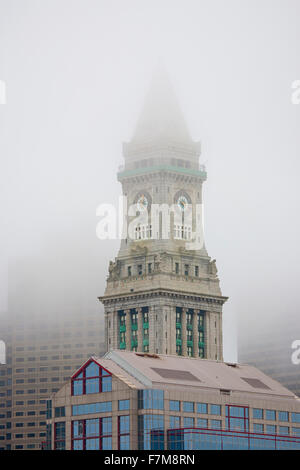 Commerce-Haus-Turm (erbaut 1910) und Skyline von Boston im tiefen Nebel, Boston, MA Stockfoto