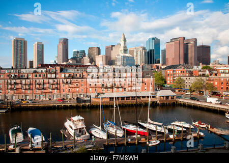 Morgen Blick auf Boote bei Lewis Wharf und die Skyline von Boston, MA Stockfoto