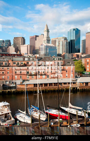 Morgen Blick auf Boote bei Lewis Wharf und die Skyline von Boston, MA Stockfoto