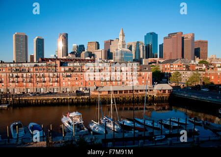 Morgen Blick auf Boote bei Lewis Wharf und die Skyline von Boston, MA Stockfoto