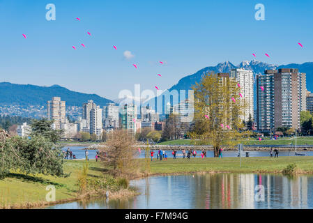 Kirsche Blütenblatt Kite Tanz, Vanier Park, Vancouver, Britisch-Kolumbien, Kanada Stockfoto