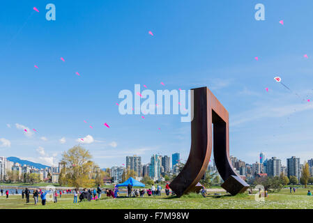 Kirsche Blütenblatt Kite Tanz, Vanier Park, Vancouver, Britisch-Kolumbien, Kanada Stockfoto