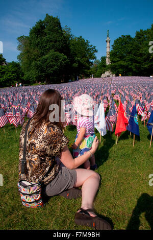 Mutter zeigt Baby, das 20.000 amerikanische Flaggen für jeden Einwohner von Massachusetts angezeigt werden, die in den letzten 100 Jahren, Boston Common, Boston, MA, Memorial Day, 2012 in einem Krieg gestorben Stockfoto