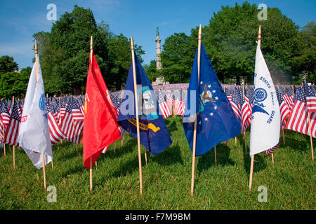 Armed Services Flags sind vor 20.000 amerikanische Flaggen werden angezeigt für jeden Einwohner von Massachusetts, die in den letzten 100 Jahren, Boston Common, Boston, MA, Memorial Day, 2012 in einem Krieg gestorben Stockfoto