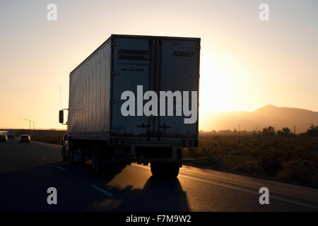 LKW in die untergehende Sonne auf der Interstate 15 in Kalifornien Stockfoto