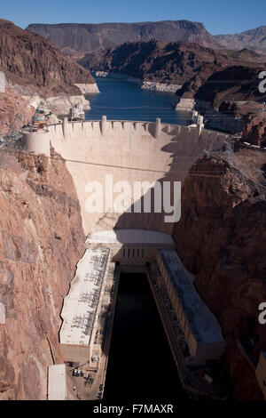 Erhöhten Blick auf den Hoover-Staudamm (ehemals Boulder dam) und Lake Mead ist im Black Canyon des Colorado River an der Grenze zwischen Arizona und Nevada, es wurde zwischen 1931 und 1936 Stockfoto