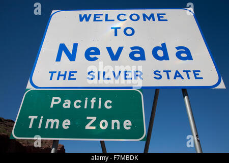 "Willkommen in Nevada - den Silber-Status" Schild und "Pacific Time Zone" zu unterzeichnen Stockfoto