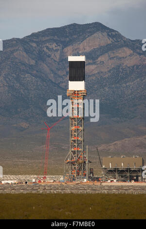 Solar Thermal Turm wird bei Ivanpah Solar Projekt Bechtel, Mojave-Wüste, Kalifornien nahe der Grenze zu Nevada gesehen. Stockfoto