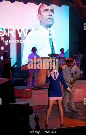 Pop-Sängerin Katy Perry singt bei einem Präsident Barack Obama Wahlkampf, 24. Oktober 2012, Doolittle Park, Las Vegas, Nevada Stockfoto