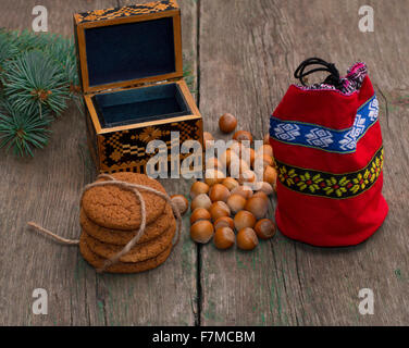 offenen Sie Sarg, rote Geschenktüte, Wald Nüsschen und Verknüpfung von cookies Stockfoto