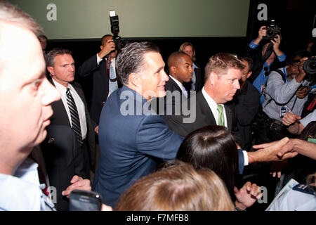 RENO, NEVADA - 11. September 2012: Gouverneur Mitt Romney schüttelt die Hand an der National Guard Association, der republikanische Präsidentschaftskandidat 2012 Stockfoto