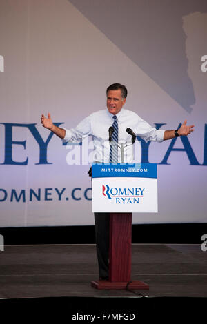 Gouverneur Mitt Romney, der republikanische Präsidentschaftskandidat 2012 spricht im Präsidentschaftswahlkampf Rallye in Henderson, Nevada, Henderson Pavilion, 23. Oktober 2012 Stockfoto