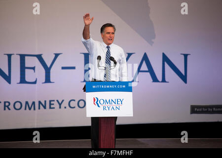 Gouverneur Mitt Romney, der republikanische Präsidentschaftskandidat 2012 und Kongressabgeordneten Paul Ryan der Anwärter für Vizepräsident, Welle Publikum im Präsidentschaftswahlkampf Rallye in Henderson, Nevada, Henderson Pavilion, 23. Oktober 2012 Stockfoto