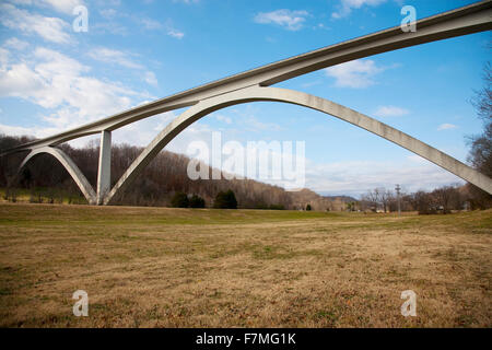 Natchez Trace Parkway doppelt gewölbte Brücke, außerhalb von Nashville, Tennessee, USA Stockfoto