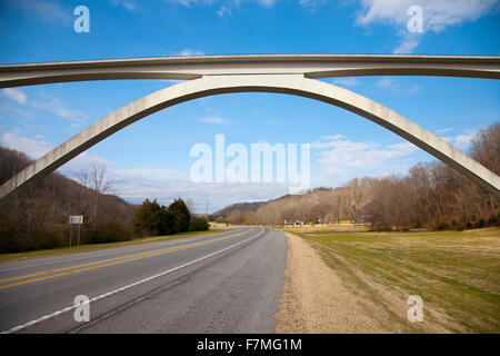 Natchez Trace Parkway doppelt gewölbte Brücke, außerhalb von Nashville, Tennessee, USA Stockfoto