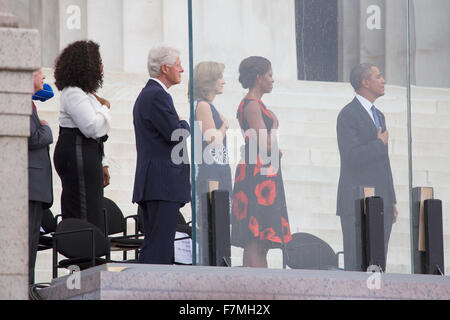 US-Präsident Barack Obama, First Lady Michelle Obama, Caroline Kennedy, ehemaliger Präsident Bill Clinton, Talkshow-Moderatorin Oprah Winfrey anhören die Nationalhymne während der Let Freedom Ring-Zeremonie am Lincoln Memorial 28. August 2013 in Washington, DC. Stockfoto