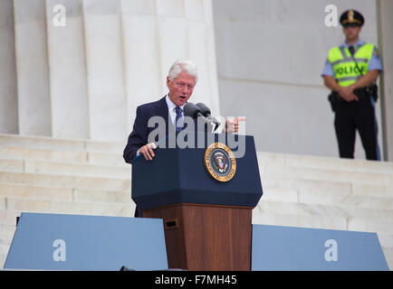 Ehemaliger US-Präsident Bill Clinton spricht bei Let Freedom Ring gedenken, zum 50. Jahrestag des Marsches auf Washington für Arbeitsplätze und Freiheit am Lincoln Memorial in Washington, DC am 28. August 2013. Stockfoto