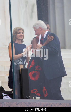 Ehemaliger US-Präsident Bill Clinton umarmt First Lady Michelle Obama, wie Caroline Kennedy während Let Freedom Ring Gedenkfeier zum 50. Jahrestag des Marsches auf Washington am Lincoln Memorial in Washington, DC am 28. August 2013 klatscht. Stockfoto