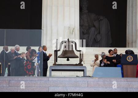 US-Präsident Barack Obama, ehemaligen Präsidenten Jimmy Carter und Bill Clinton zusehen, wie die späten Dr. Martin Luther King, Jr. Familie klingeln Sie während der Let Freedom Ring gedenken und Aufruf an die 50. Jahrestags des die Stockfoto