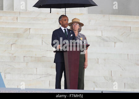 Reverend Al Sharpton, MSNBC-Moderatorin steht unter einem Regenschirm und spricht während der Let Freedom Ring-Zeremonie am Lincoln Memorial 28. August 2013 in Washington, DC, anlässlich des 50. Jahrestages des Dr. Martin Luther King Jr. Rede "I Have a Dream". Stockfoto