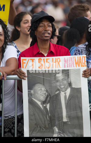 Publikum auf der National Mall anhören Presidential Reden bei der Let Freedom Ring-Zeremonie am Lincoln Memorial 28. August 2013 in Washington, DC, anlässlich des 50. Jahrestages des Dr. Martin Luther King Jr. Rede "I Have a Dream". Stockfoto