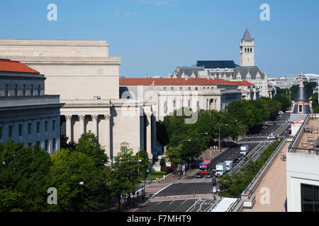 Erhöhten Blick hinunter Pennsylvania Avenue, Washington D.C. mit Old Post Office tower, Washington, D.C. Stockfoto