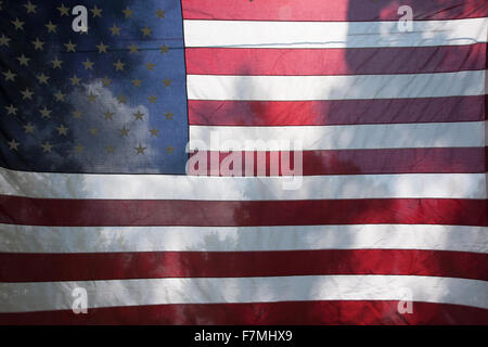 Sonne und Wolken sind durch beleuchtete American Flag, Ridgeway, CO gesehen. Stockfoto