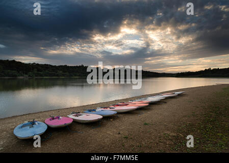 Sommer Sonnenuntergang über See Landschaft mit Freizeitboote am Ufer Stockfoto