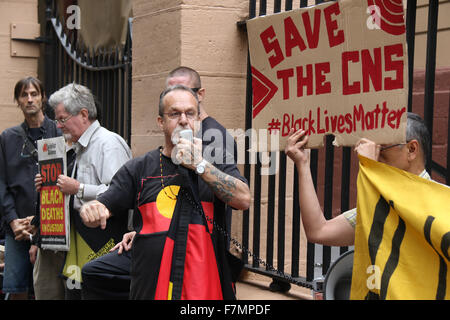 Sydney, Australien. 2. Dezember 2015. Aborigines und Unterstützer sammelten sich im Gouverneur Macquarie Towers zu speichern der Sorgerecht Notification Service (CNS), eine 24/7 Telefon-Linie für Aborigines und Torres Strait Islander Menschen berücksichtigt Polizei Räumlichkeiten durch einmalige australische Regierung jährliche Zuschüsse finanziert. Bildnachweis: Copyright: Richard Milnes/Alamy Live-Nachrichten Stockfoto