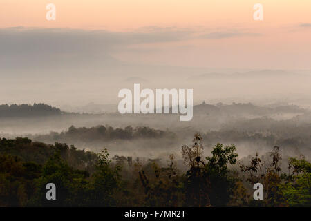 Bunte Sonnenaufgang über dem Vulkan Merapi und Borobudur-Tempel in nebligen Regenwald, Indoneisa Stockfoto