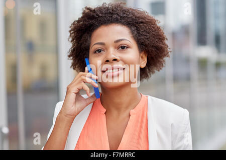 glücklich afrikanischen Geschäftsfrau auf Smartphone aufrufen Stockfoto