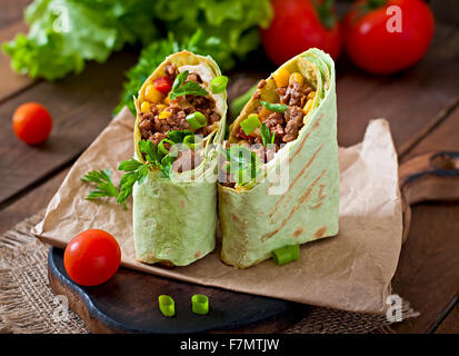 Burritos mit Hackfleisch und Gemüse auf einem hölzernen Hintergrund wraps Stockfoto