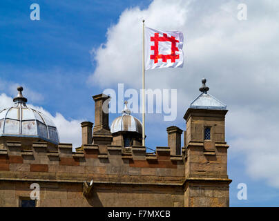 English Heritage Flagge auf einem Pfahl auf Bolsover Castle in North East Derbyshire England UK Stockfoto