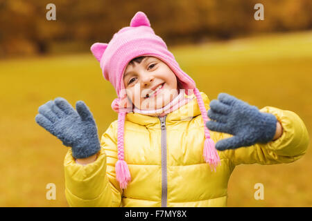 glücklich schöne kleine Mädchen im freien Händen winken Stockfoto