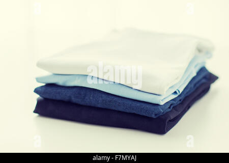 Nahaufnahme von gebügelt und gefaltet T-shirts auf Tisch Stockfoto