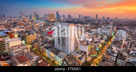 Bangkok, Stadtbild Ansicht von The Grand China Princess Hotel bei Sonnenuntergang, Bangkok, Thailand Stockfoto