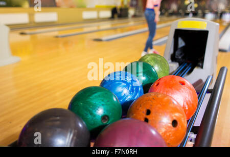 Kugeln auf Ball Rücknahmesystem in Bowlingclub Stockfoto