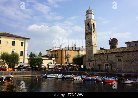 Hafen, Kirche San Nicolo und historische Stadt von Lazise, Gardasee, Provinz Verona, Italien Stockfoto