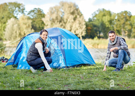 glückliches Paar einrichten Zelt im freien Stockfoto