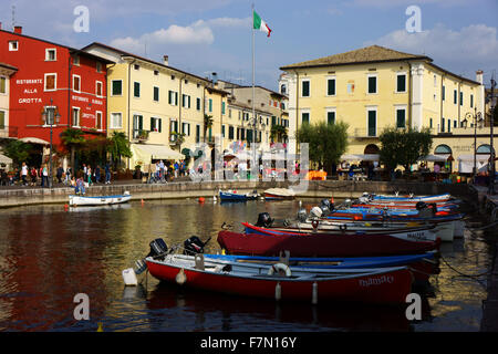 Hafen und die historische Stadt von Lazise, Gardasee, Provinz Verona, Italien Stockfoto