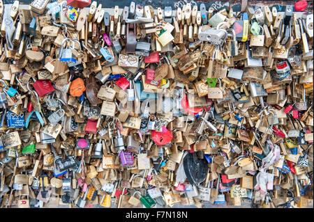 Die Tradition der verlassen Pad Sperren auf einer Brücke, Liebe und Erinnerungen zu vertreten Stockfoto